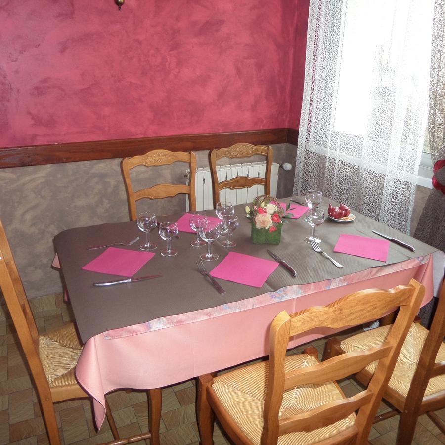 Hotel Restaurant La Renaissance Saint-Cirgues-en-Montagne Buitenkant foto